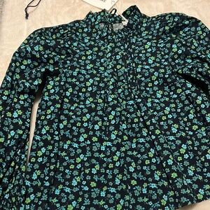 Perfect for spring cotton cropped floral top with gathered puff long sleeves.